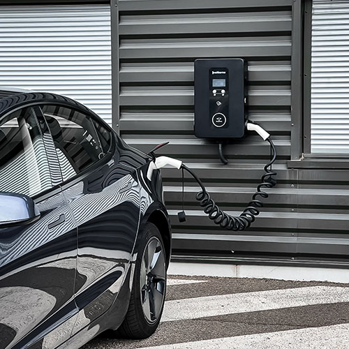 realisations01 borne de recharge branchée à une voiture