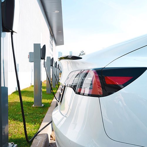 solution_multi_sites Voiture en charge sur un parking