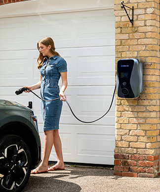 Borne de recharge devant un garage