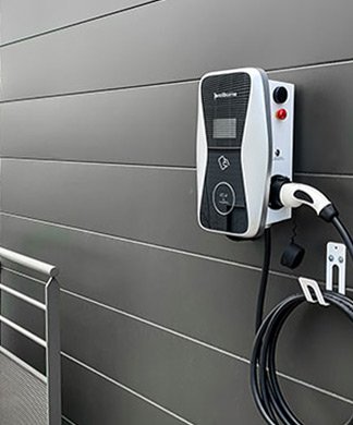 borne de recharge sur un mur exterieur d'entreprise