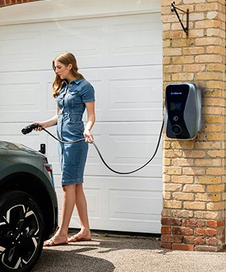 Borne de recharge devant un garage
